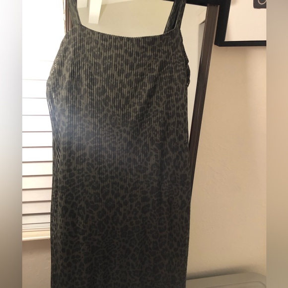 2 dress bundles from Express! Size M, 16 PTP, 35 inches long 65%poly,35%Rayon - Picture 6 of 10
